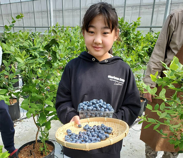 大粒のユーリカを摘んでにっこり